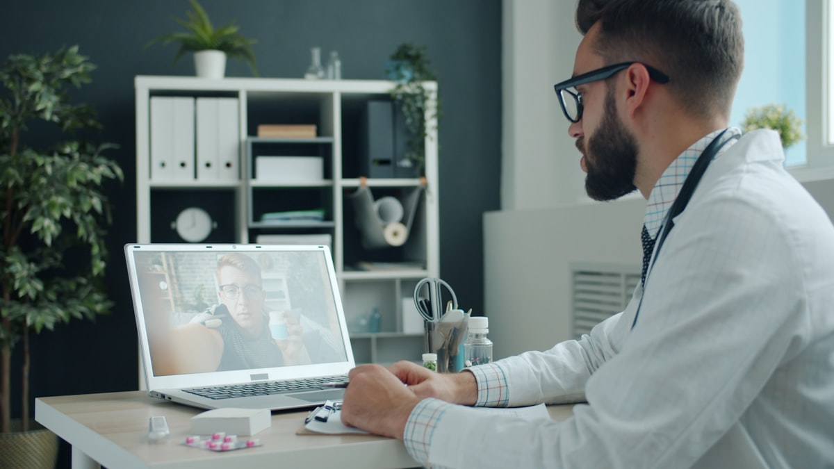 Specialista di consulenza alimentare online durante una sessione